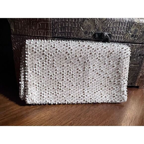Vintage 1950's Lumured Cream Beaded Clutch - Picture 1 of 6